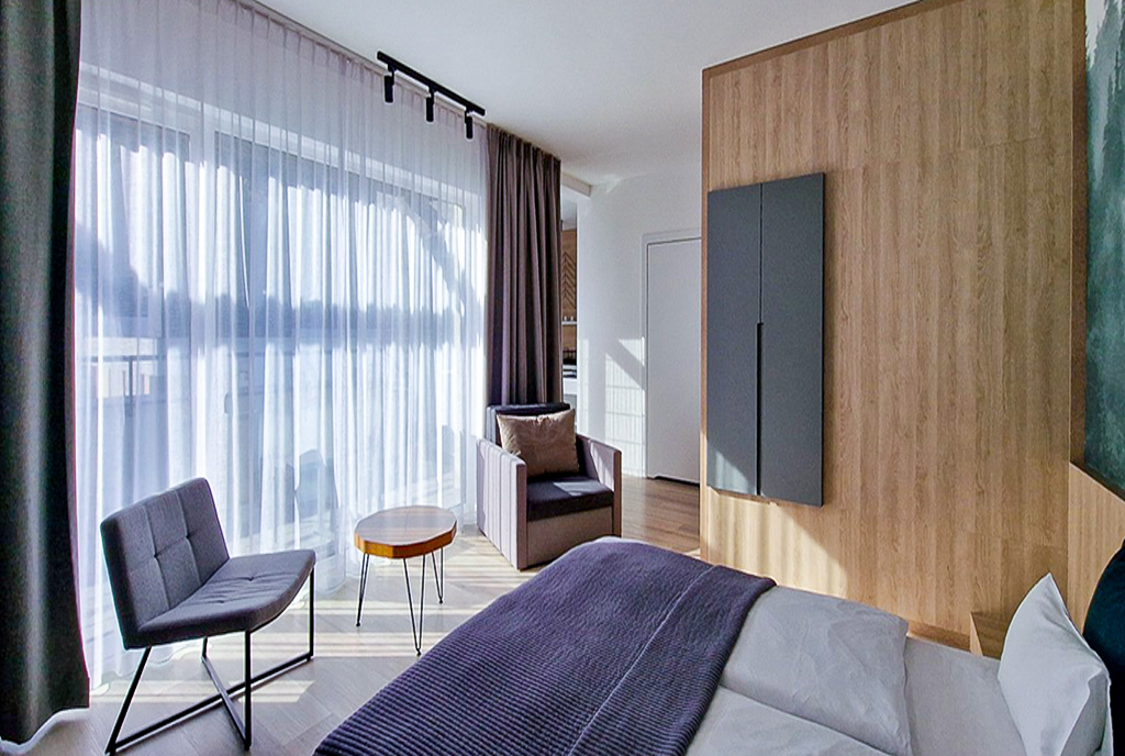 na zdjęciu komfortowa sypialnia w luksusowym apartamencie na sprzedaż Wisła