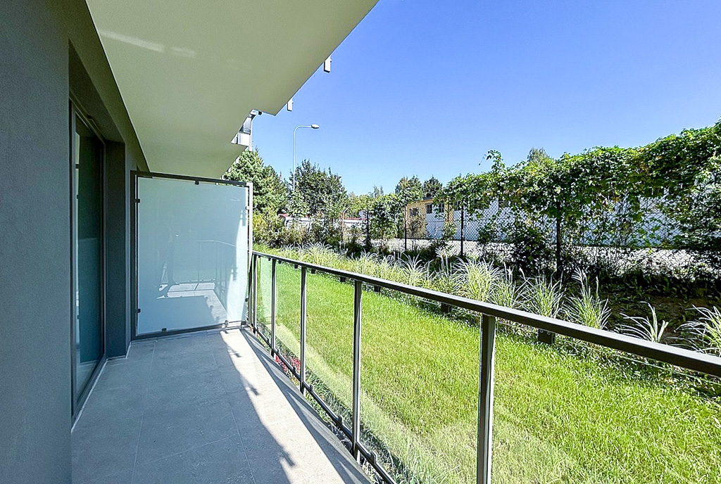 widok z balkonu na tereny zielone w ekskluzywnym apartamencie na wynajem Słupsk