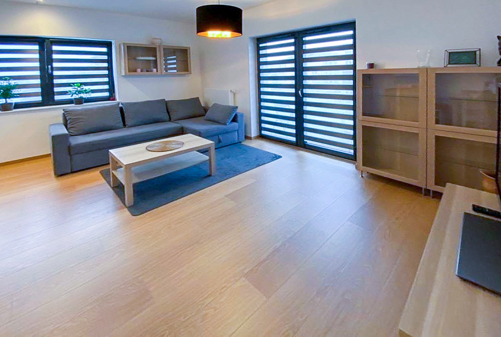 zdjęcie prezentuje pokój gościnny w ekskluzywnym apartamencie na wynajem Szczecin