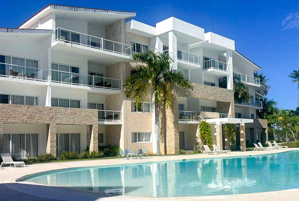 na pierwszym planie basen przy budynku, w którym znajduje się oferowany do sprzedaży luksusowy apartament Dominikana Bavaro
