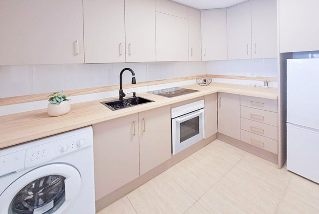 zbliżenie na kuchnię w luksusowym apartamencie na sprzedaż Hiszpania Campoamor Orihuela Costa