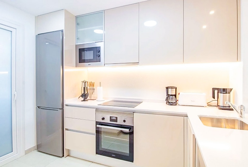 widok na kuchnię w luksusowym apartamencie na sprzedaż Hiszpania Orihuela Costa