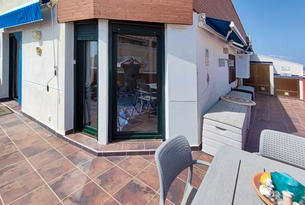 słoneczny taras przy ekskluzywnym apartamencie na sprzedaż Hiszpania Torrevieja La Mata