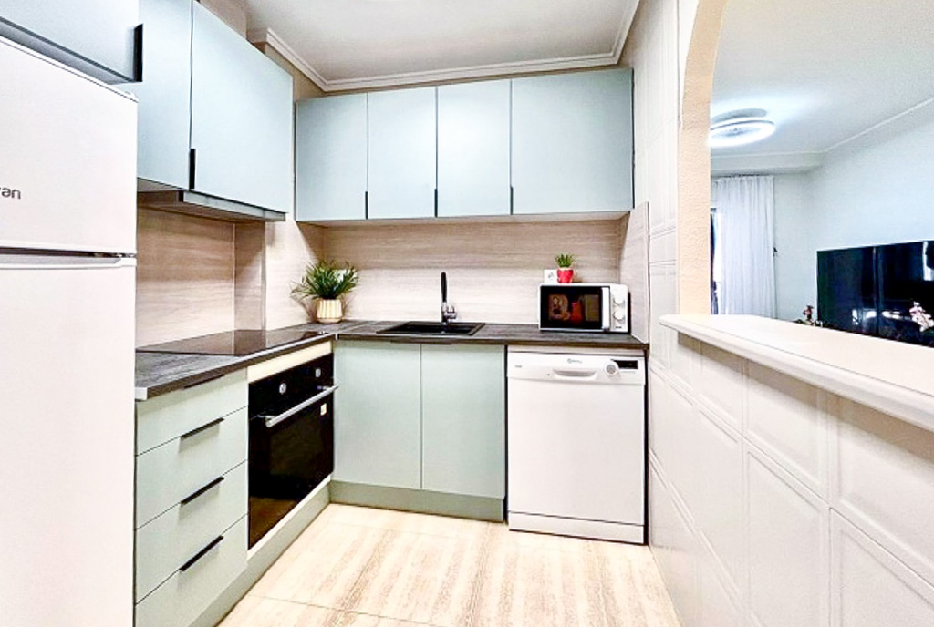 fragment kuchni w luksusowym apartamencie na sprzedaż Hiszpania Torrevieja