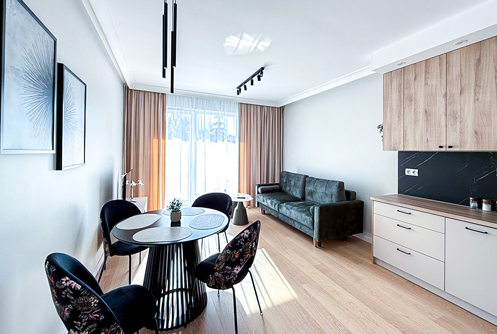 nowoczesny pokój dzienny w ekskluzywnym apartamencie do sprzedaży Mazury