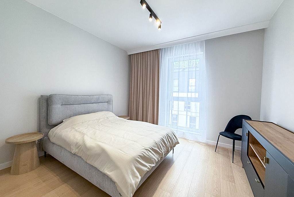 zaciszna sypialnia w ekskluzywnym apartamencie na sprzedaż Mazury