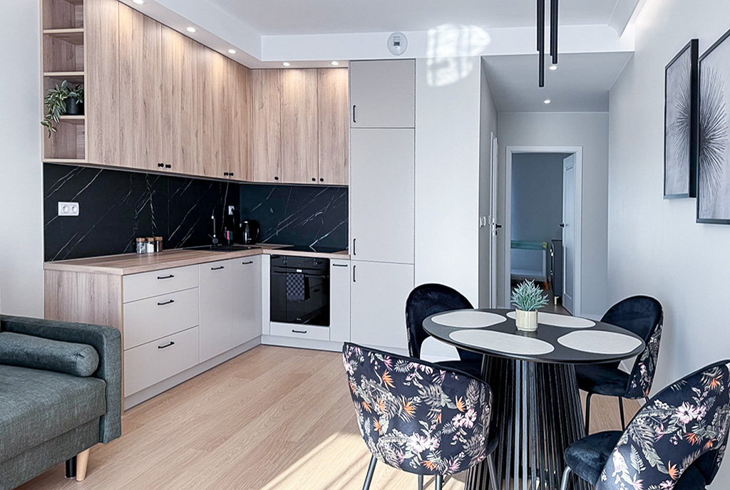widok na aneks kuchenny w luksusowym apartamencie na sprzedaż Mazury