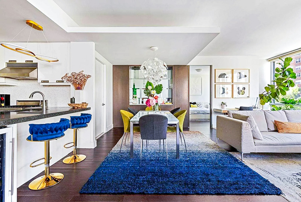 po lewej kuchnia, po prawej salon w luksusowym apartamencie na sprzedaż New York Stany Zjednoczone Ameryki