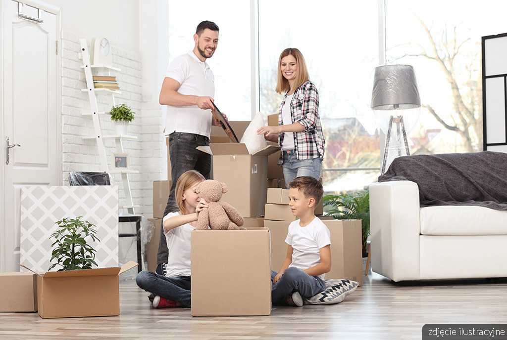 przeprowadzka rodziny do ekskluzywnego apartamentu na sprzedaż Olsztyn okolice