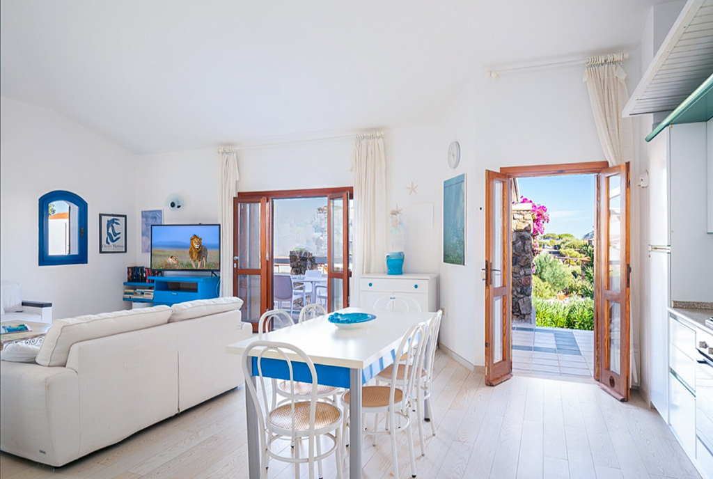 nowoczesny salon w ekskluzywnym apartamencie do sprzedaży Włochy (Golfo Aranci)