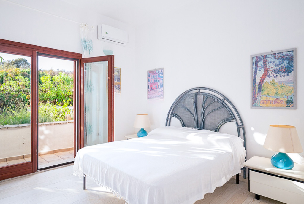 fragment sypialni w luksusowym apartamencie na sprzedaż Włochy (Golfo Aranci)