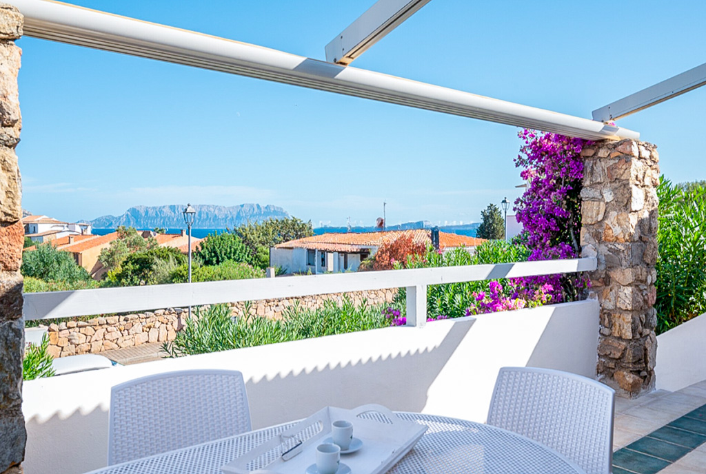 słoneczny taras przy ekskluzywnym apartamencie na sprzedaż Włochy (Golfo Aranci)