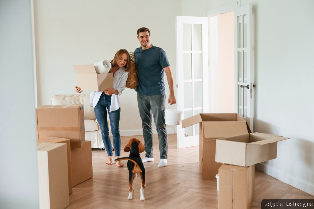 młode małżeństwo wprowadzające się do ekskluzywnego apartamentu na sprzedaż Wrocław