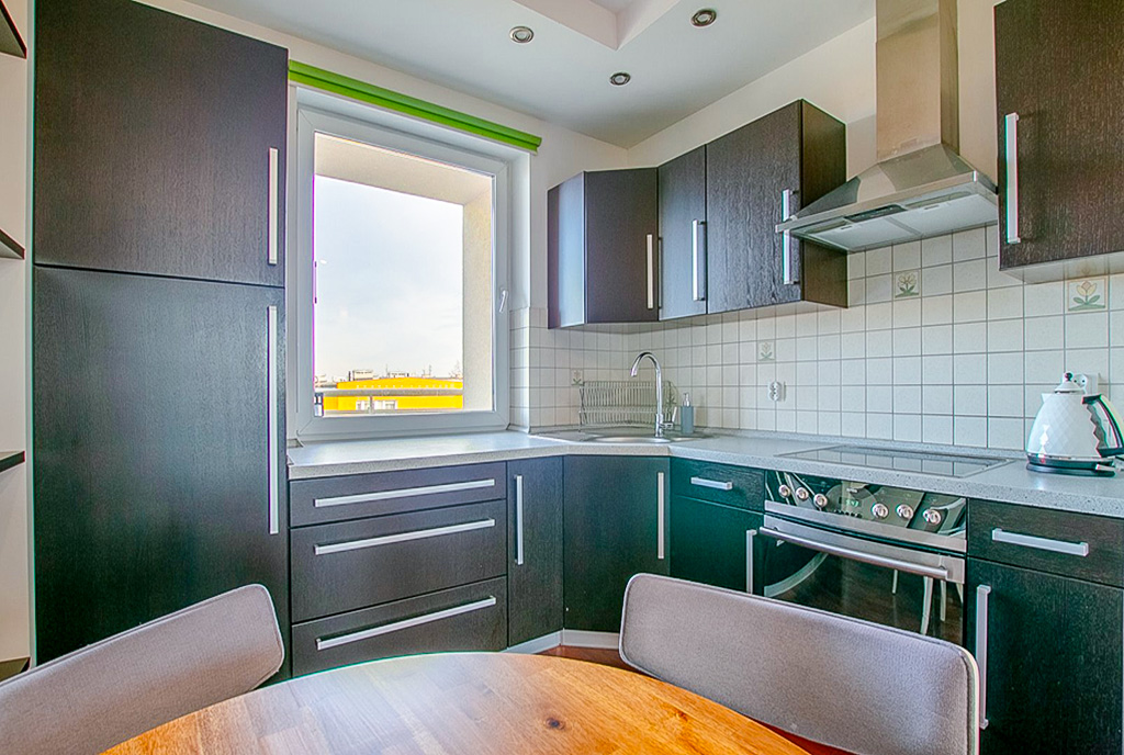 imponująca kuchnia w luksusowym apartamencie do wynajmu Poznań
