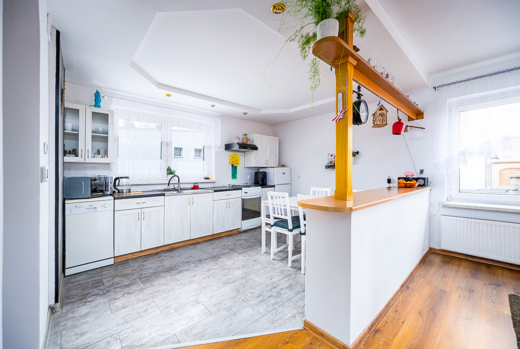 na zdjęciu nowoczesna kuchnia w ekskluzywnej willi na sprzedaż Gdańsk okolice