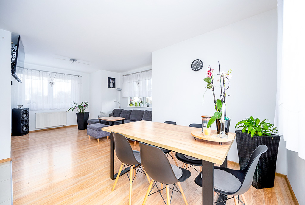 na pierwszym planie jadalnia w luksusowej willi na sprzedaż Gdynia