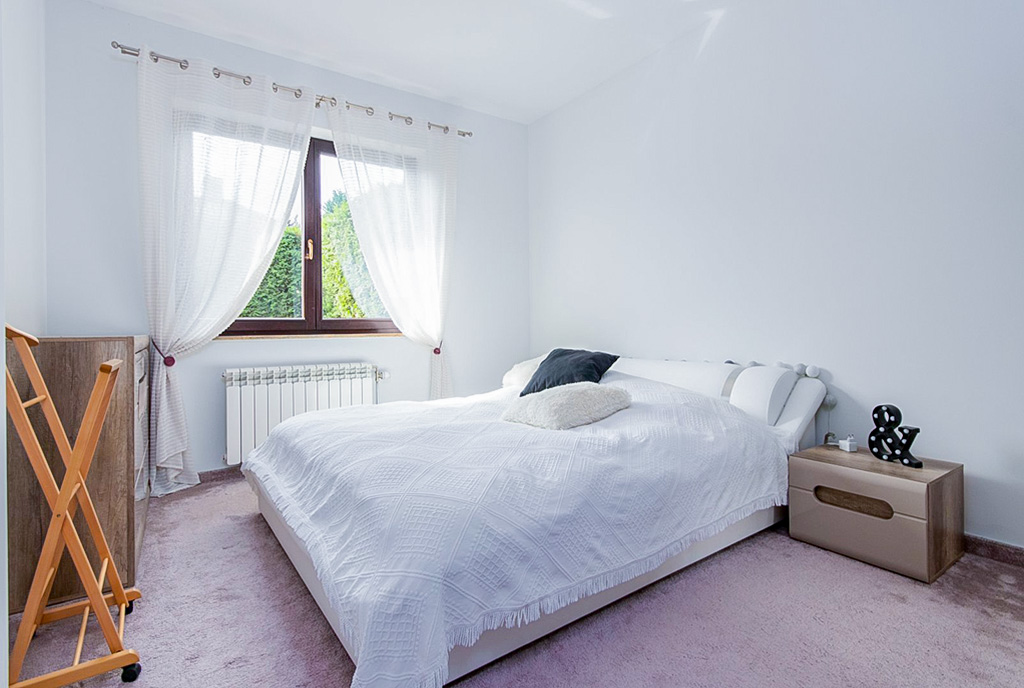 zaciszna sypialnia w ekskluzywnej willi na sprzedaż Szczecin okolice