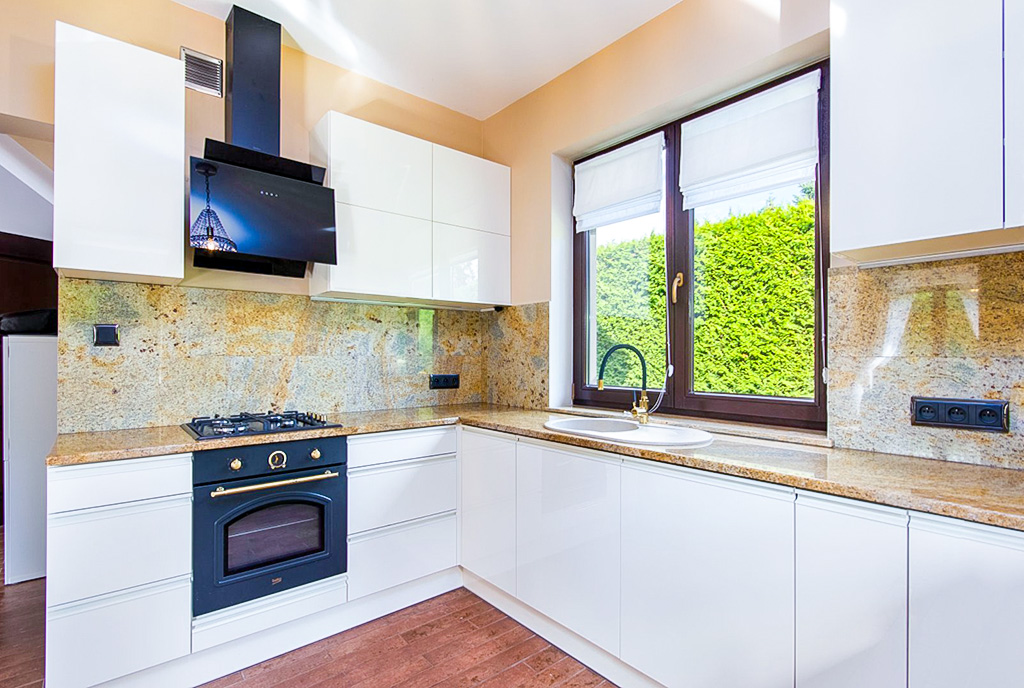 fragment kuchni w luksusowej willi na sprzedaż Szczecin okolice