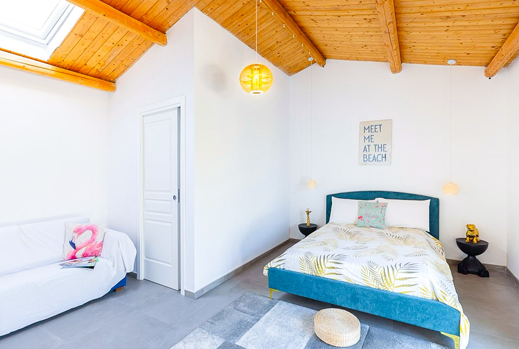 na zdjęciu sypialnia w luksusowej willi na sprzedaż Włochy Budoni