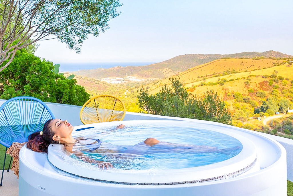 przepiękne jacuzzi/basen przy ekskluzywnej willi na sprzedaż Włochy Budoni