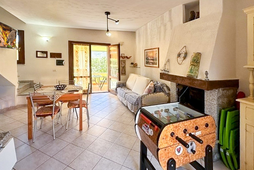 kominek w salonie ekskluzywnej willi do sprzedaży Włochy San Teodoro