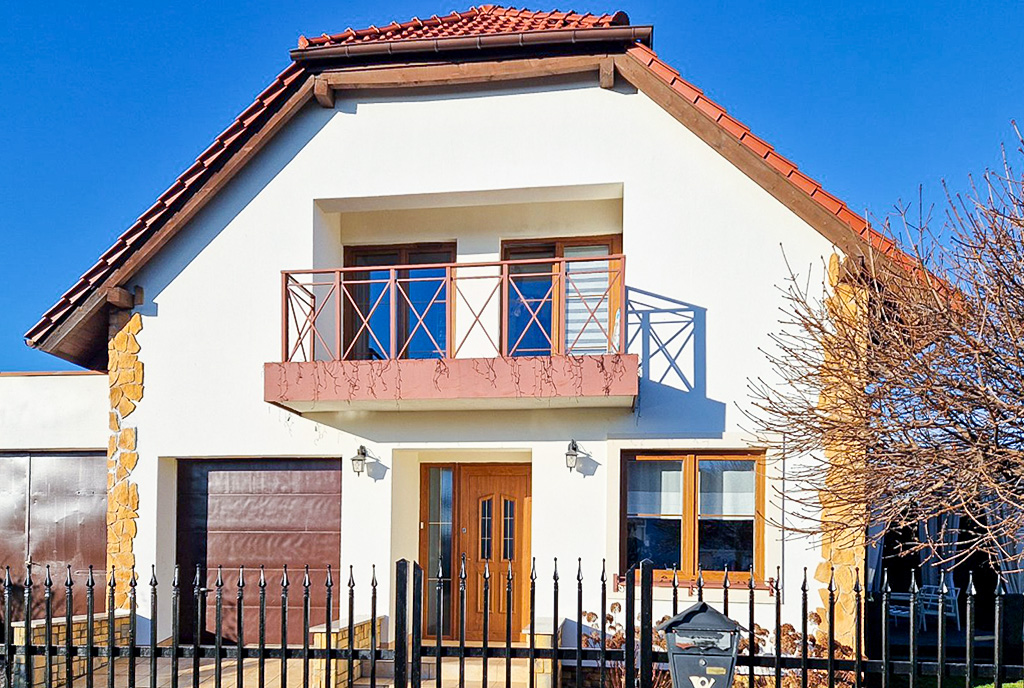 widok z ulicy na ekskluzywną willę na sprzedaż Zielona Góra okolice