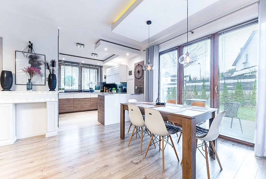 na pierwszym planie jadalnia, w oddali kuchnia w luksusowej willi na sprzedaż Gdynia (okolice)