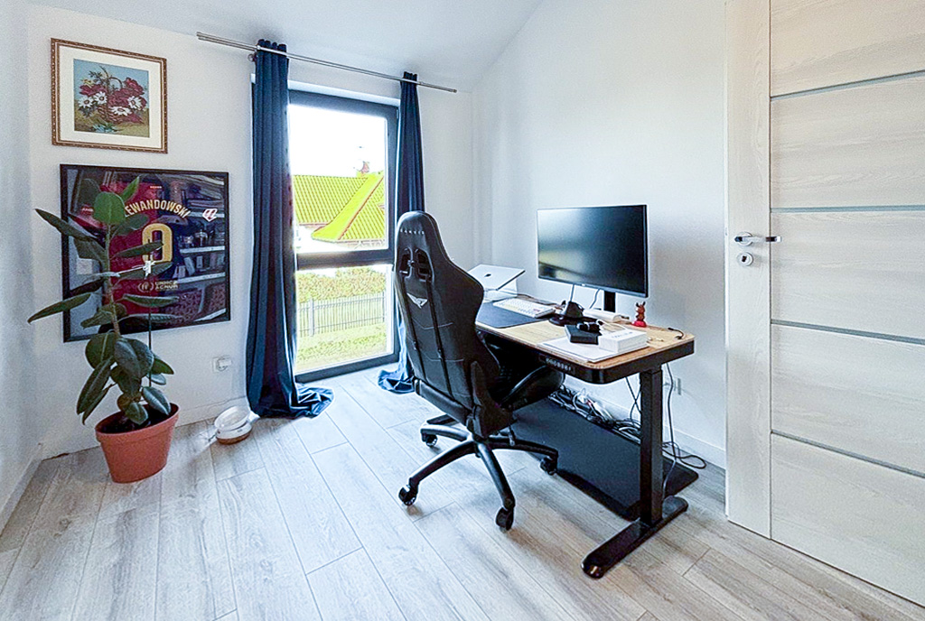 zdjęcie prezentuje gabinet w ekskluzywnej willi na sprzedaż Szczecin okolice