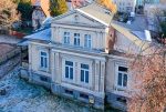 zdjęcie wykonane z drona pokazujące od góry ekskluzywną willę na sprzedaż Zielona Góra okolice