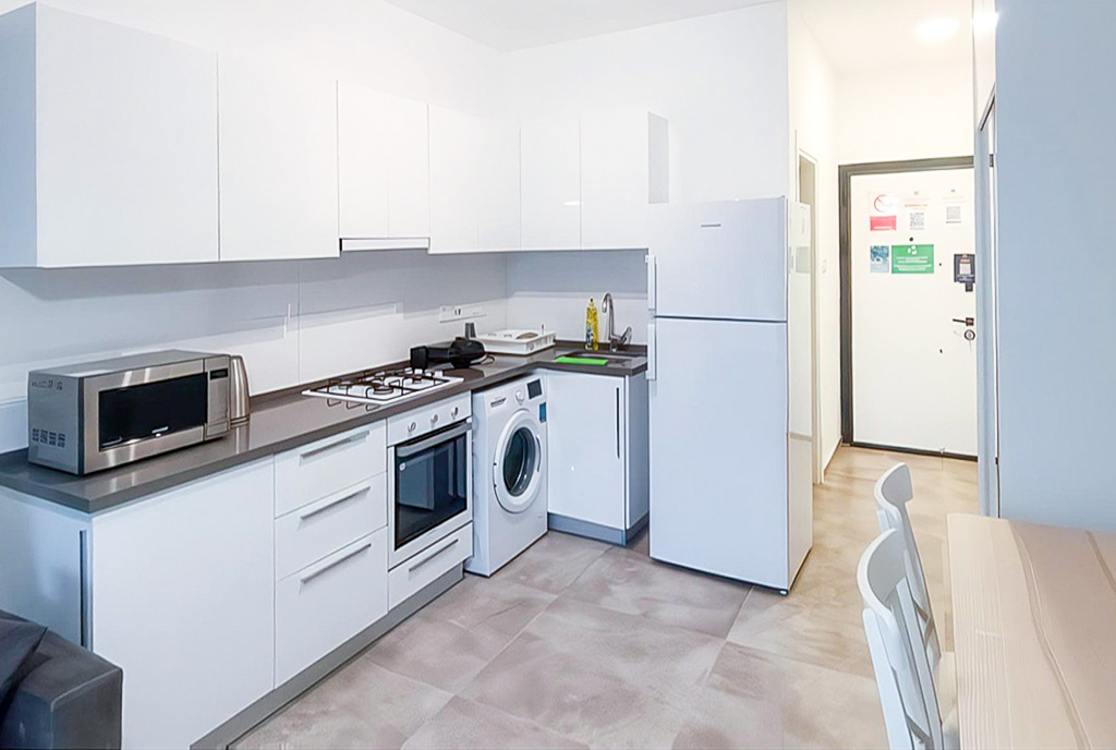 zaprojektowana w bieli kuchnia w luksusowym apartamencie na sprzedaż Cypr Iskele Famagusta