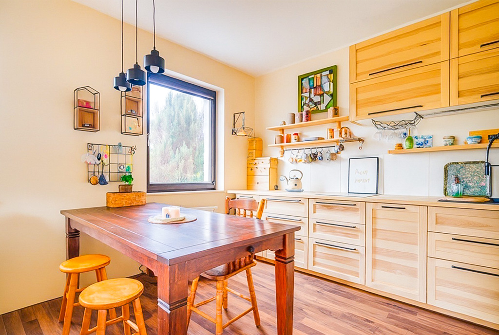 na pierwszym planie kuchnia w luksusowym apartamencie na sprzedaż Gdańsk