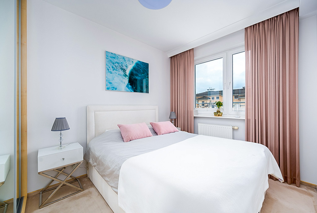 wytworna sypialnia w ekskluzywnym apartamencie na sprzedaż Gdynia