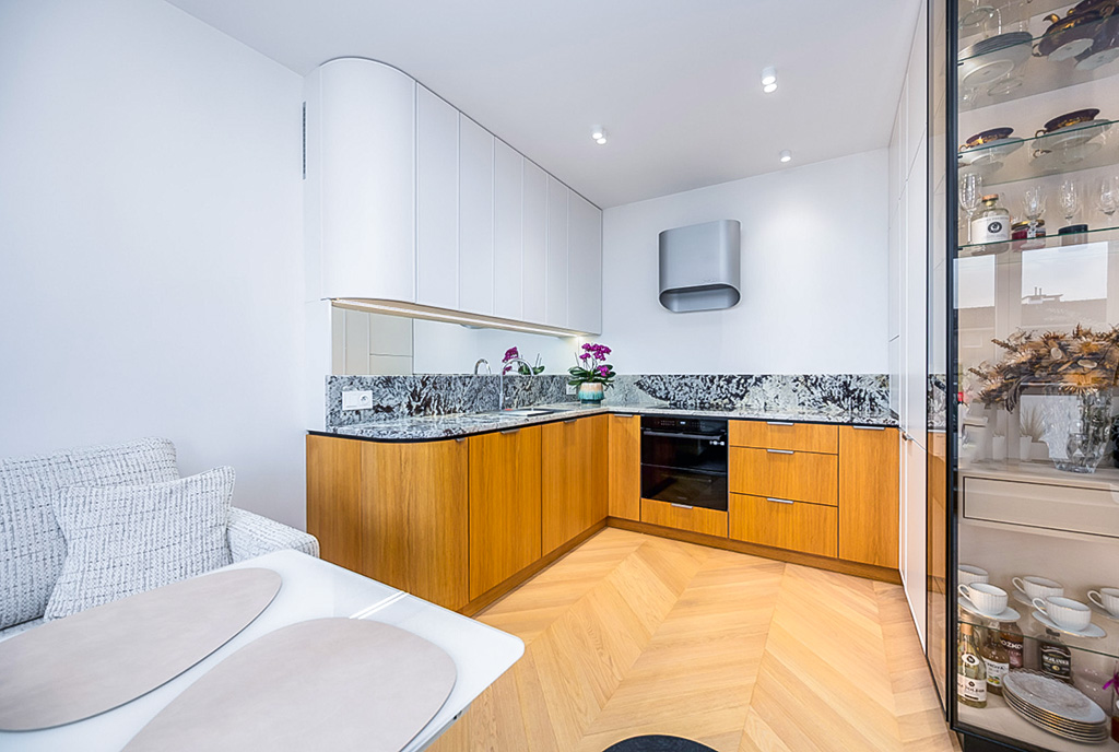 zbliżenie na aneks kuchenny w luksusowym apartamencie na sprzedaż Gdynia