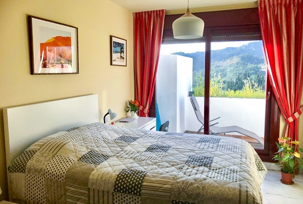 wygodna sypialnia w ekskluzywnym apartamencie na sprzedaż Hiszpania Benahavis