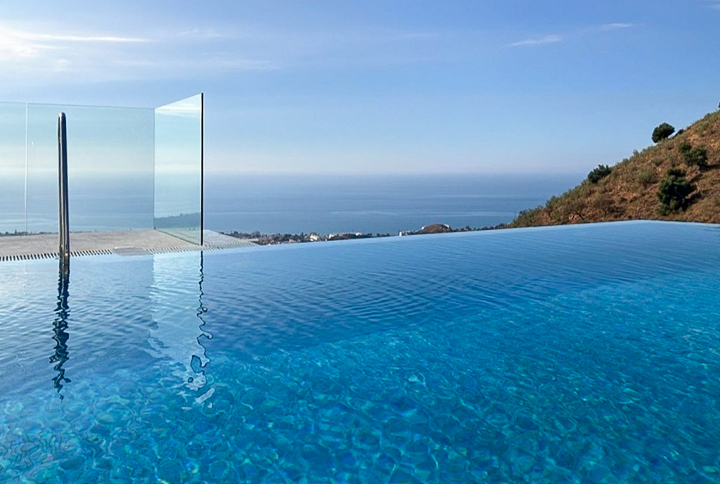 basen typu infinity w przy ekskluzywnym apartamencie na sprzedaż Hiszpania Rincon de La Victoria