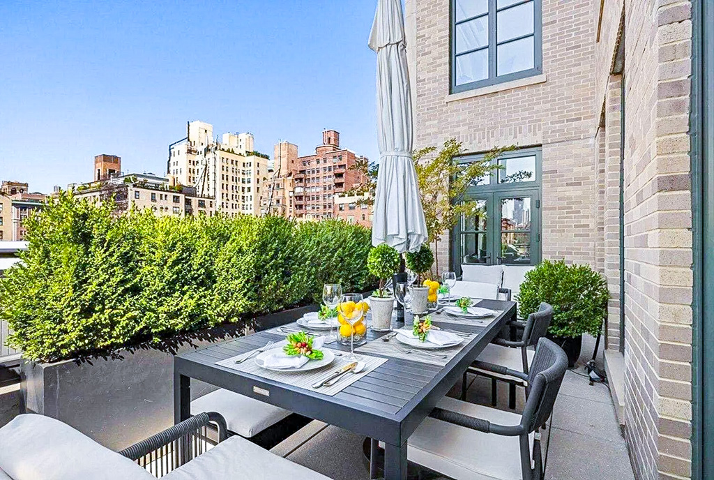 słoneczny taras przy ekskluzywnym apartamencie na sprzedaż New York Stany Zjednoczone Ameryki