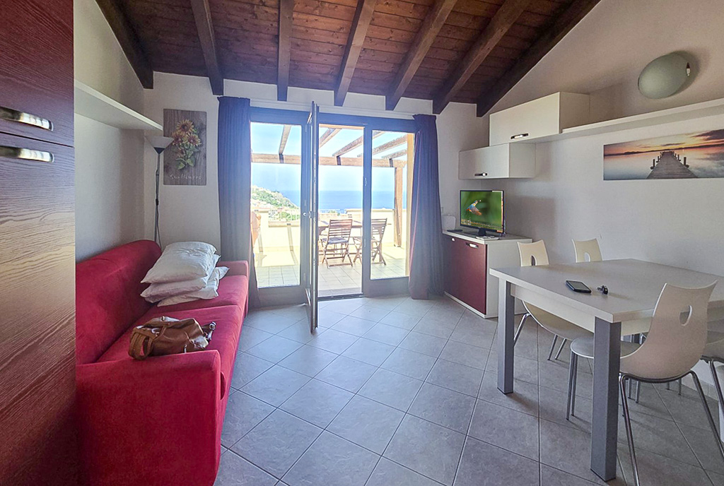 fragment salonu w ekskluzywnym apartamencie do sprzedaży Włochy Castelsardo