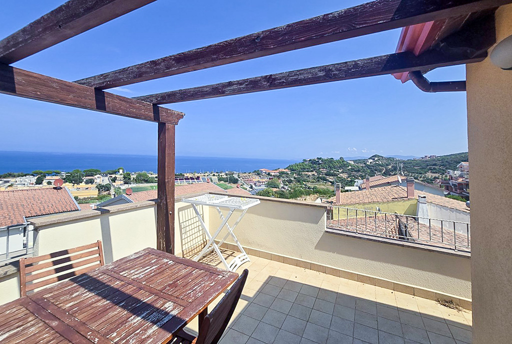 imponujący taras przy ekskluzywnym apartamencie na sprzedaż Włochy Castelsardo