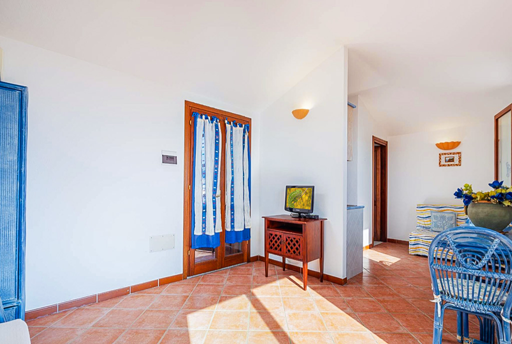 elegancki salon w ekskluzywnym apartamencie do sprzedaży Włochy Golfo Aranci