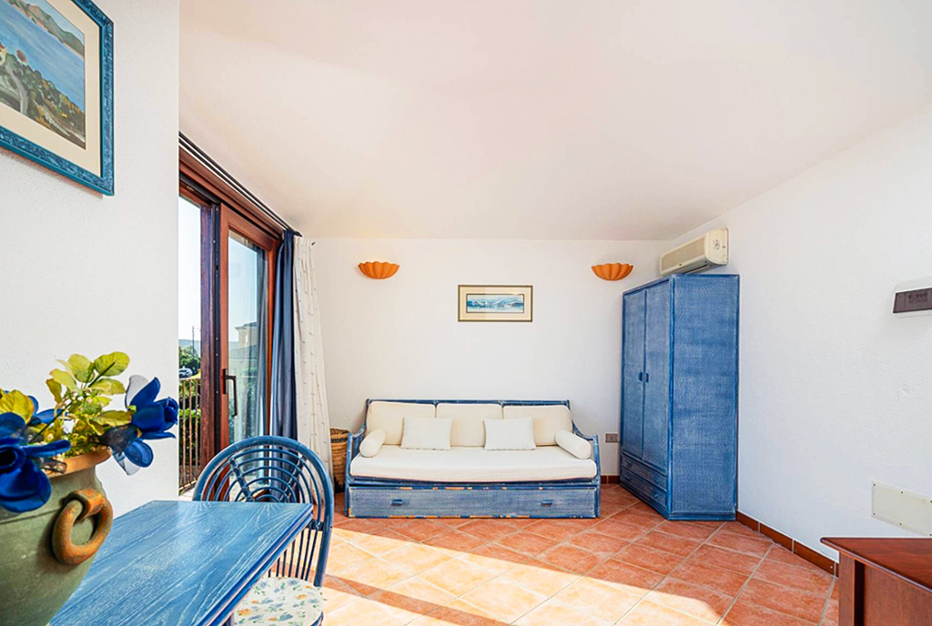 zbliżenie na jeden z pokoi w luksusowym apartamencie na sprzedaż Włochy Golfo Aranci