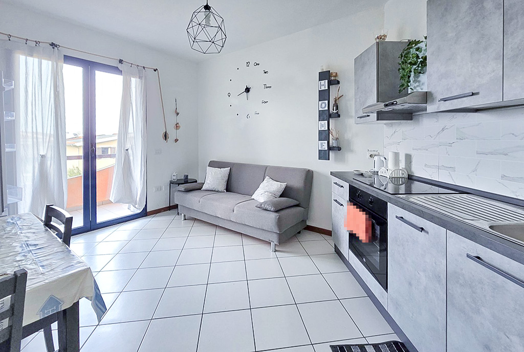 po lewej salon, po prawej kuchnia w ekskluzywnym apartamencie do sprzedaży Włochy Lu Bagnu