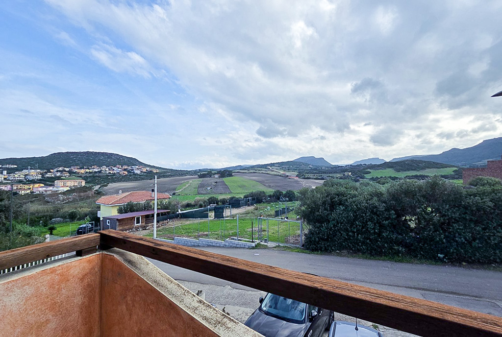 słoneczny balkon przy ekskluzywnym apartamencie na sprzedaż Włochy Lu Bagnu