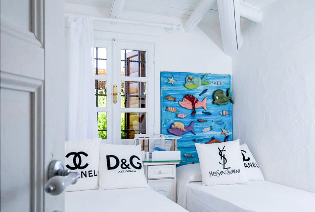 gustowna sypialnia w luksusowym apartamencie na sprzedaż Włochy Porto Rotondo