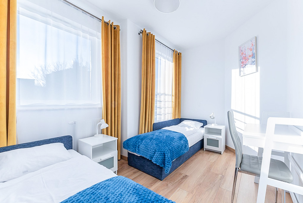 fragment jednej z sypialni w ekskluzywnym apartamencie na sprzedaż nad morzem