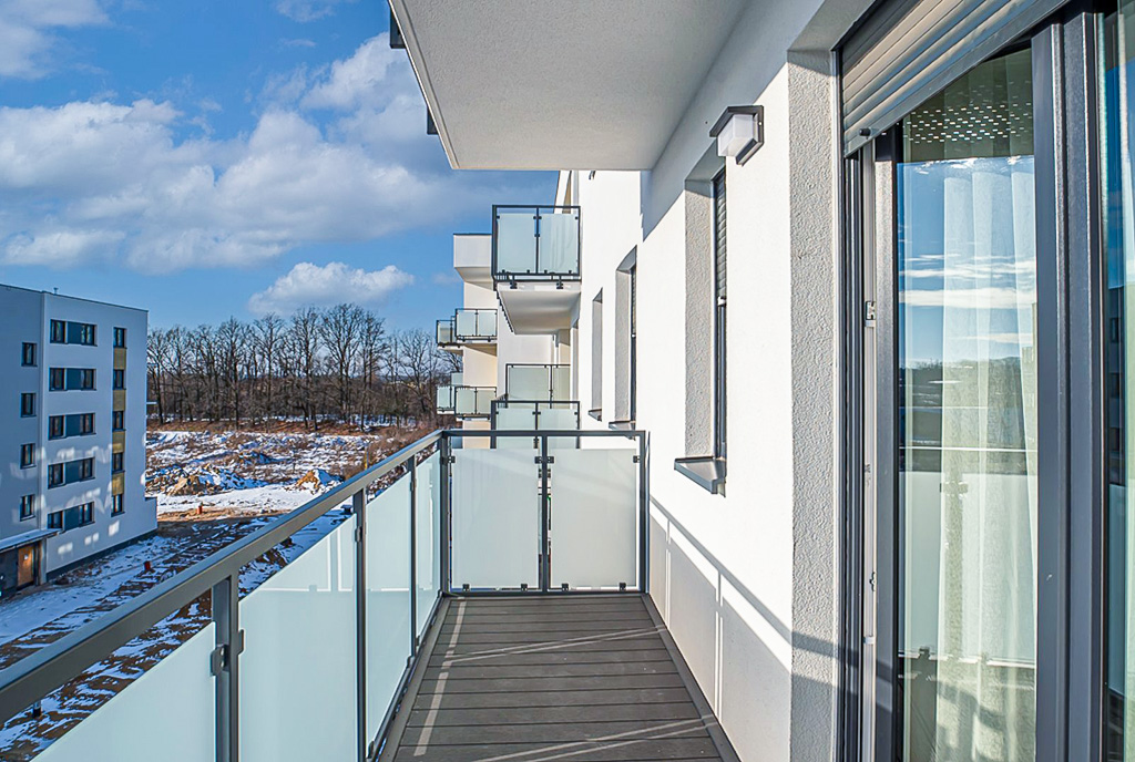 przestronny balkon przy ekskluzywnym apartamencie na wynajem Bolesławiec