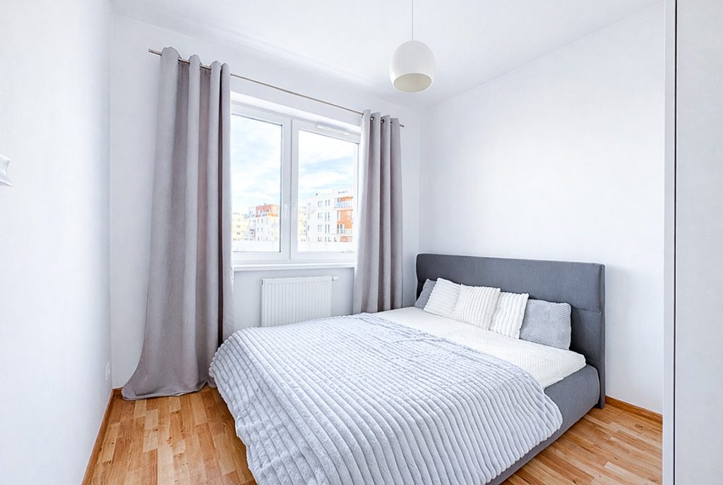 fragment sypialni w ekskluzywnym apartamencie na wynajem Gdynia okolice