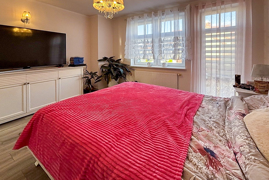 na zdjęciu komfortowa sypialnia w ekskluzywnym apartamencie na wynajem