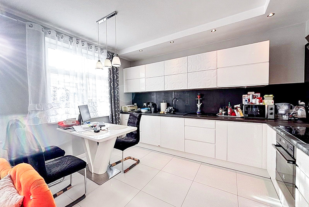 po lewej jadalnia, po prawej kuchnia w luksusowym apartamencie do wynajmu Szczecin okolice