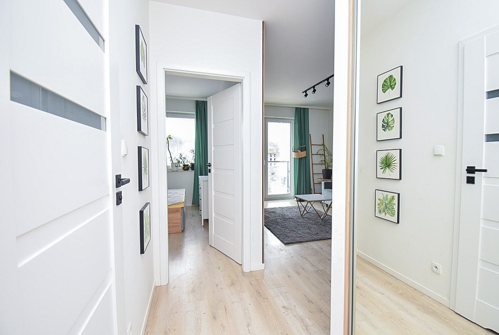 przestronny korytarz w ekskluzywnym apartamencie na wynajem Gdynia okolice