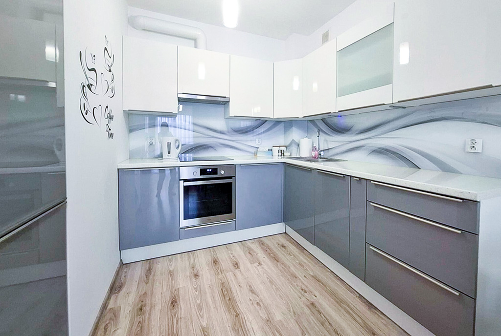 zaprojektowana w bieli kuchnia w luksusowym apartamencie do wynajmu Wrocław okolice